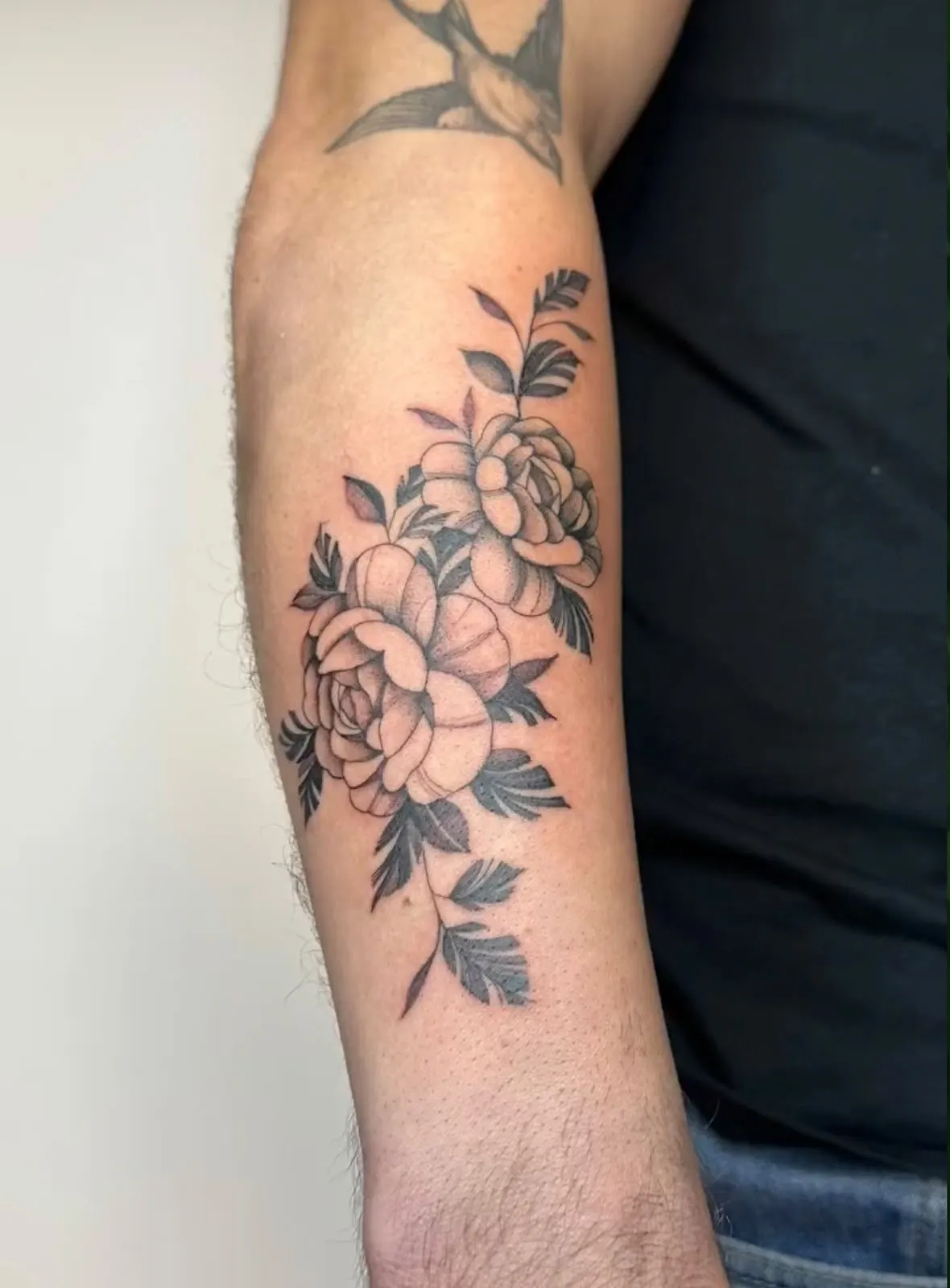 Un tatuaje de flores en un antebrazo, de Lenrique
